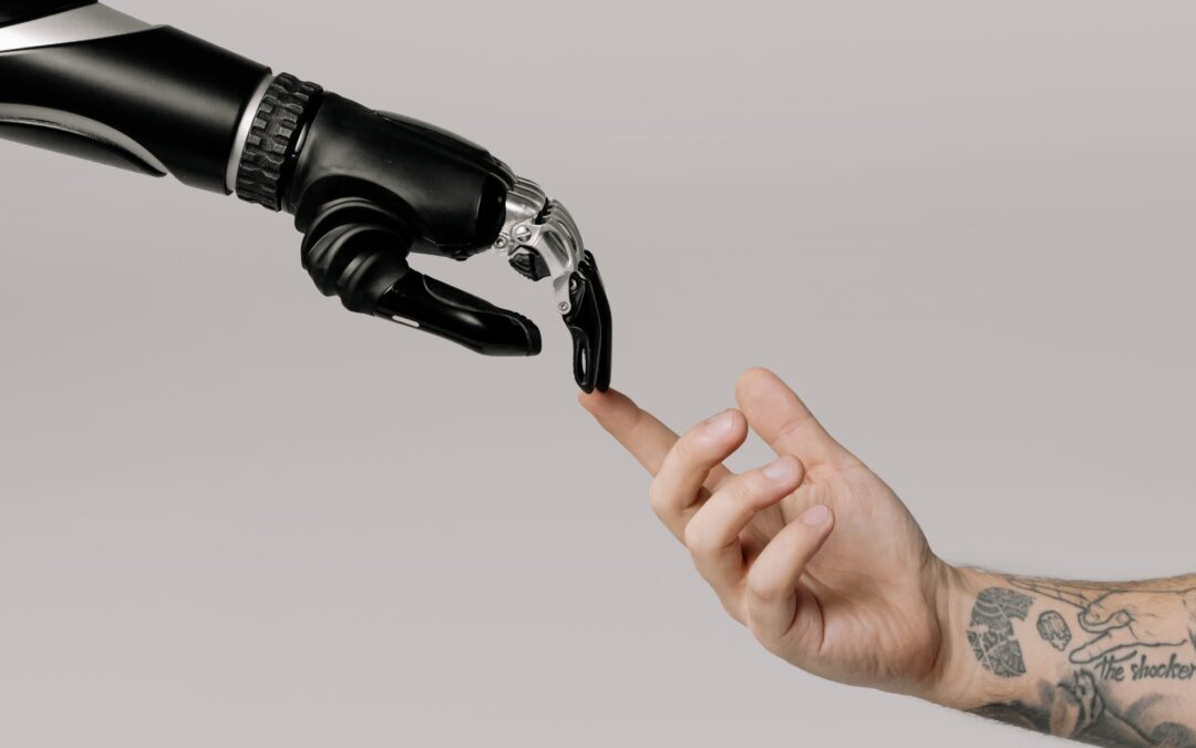 Main robot et main humaine se touchant du bout des doigts